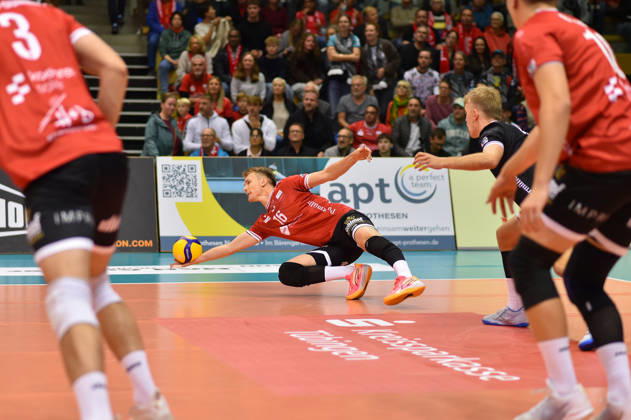 Daniel Sulista (TV Rottenburg, 16), Rettungstat TV Rottenburg vs. SWD powervolleys Dueren, Volleyball, 1. Bundesliga Maenner, 1. Spieltag, Spiel 1006, Spielzeit 2026 2027, 20.10.2026, TV Rottenburg vs. SWD powervolleys Dueren, Volleyball, 1. Bundesliga Maenner, 1. Spieltag, Spiel 1006, Spielzeit 2026 2027, 20.10.2026 Rottenburg Copyright: xEibner-Pressefoto RalphxKunzex EP_RKE