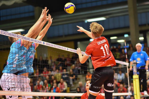 im Angriff: Jonas Enemark (TV Rottenburg, 10), im Block: Andres Jefanov (SWD powervolleys Düren, 25), Daniel Joseph Wetter (SWD powervolleys Düren, 10) TV Rottenburg vs. SWD powervolleys Dueren, Volleyball, 1. Bundesliga Maenner, 1. Spieltag, Spiel 1006, Spielzeit 2026 2027, 20.10.2026, TV Rottenburg vs. SWD powervolleys Dueren, Volleyball, 1. Bundesliga Maenner, 1. Spieltag, Spiel 1006, Spielzeit 2026 2027, 20.10.2026 Rottenburg Copyright: xEibner-Pressefoto RalphxKunzex EP_RKE