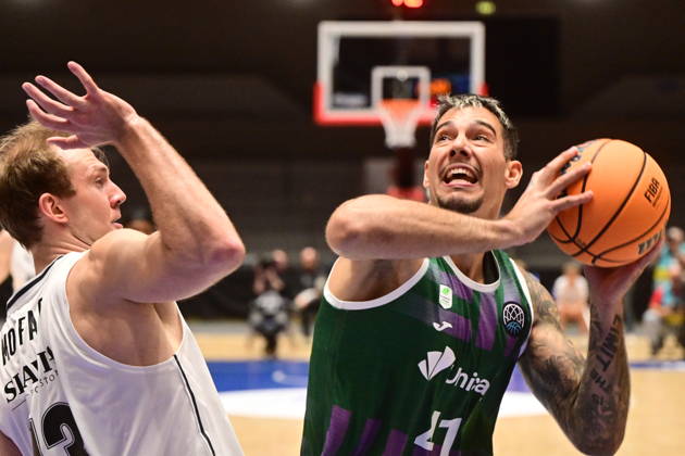 L-R Ryan Moffatt (Pardubice) and Willy Hernangomez (Malaga) in action during men s Basketball Champions League, group E, 2nd round, BK KVIS Pardubice vs Unicaja Malaga, in Pardubice, Czech Republic, October 20, 2026. (CTKxPhoto JosefxVostarek) CTKPhotoP2026102007081  CTKPhotoP2026102007081