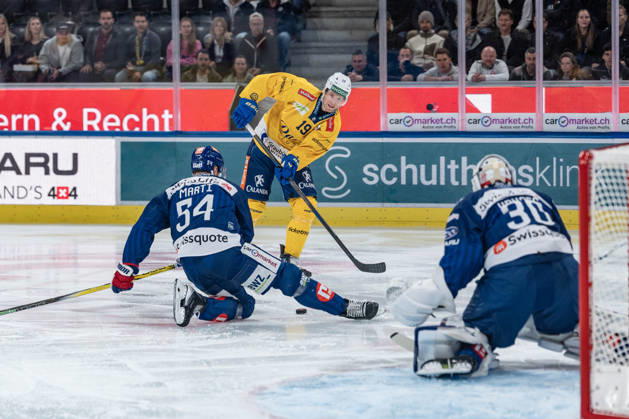 20 10 2026, Zürich, Swiss Life Arena, National League: ZSC Lions - HC Davos, 19 Adam Tambellini (Davos), 54 Christian Marti (ZSC), 30 Torhüter Simon Hrubec (ZSC) Zürich Swiss Life Arena Zürich Switzerland Copyright: xJustPictures.ch StefanxEmchx jp-de-StEm-DSC0003120261020