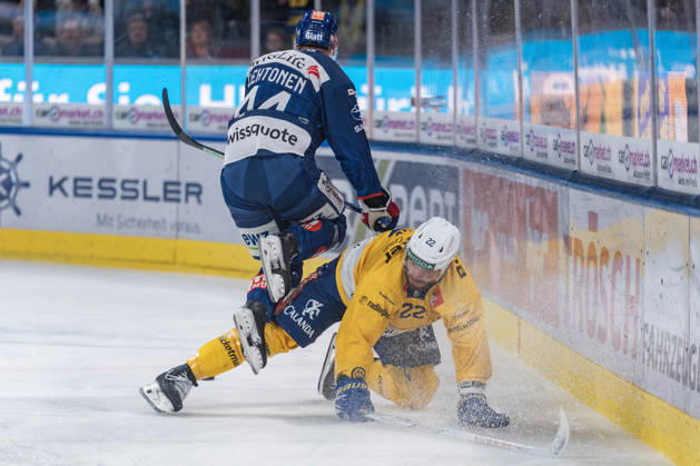 20 10 2026, Zürich, Swiss Life Arena, National League: ZSC Lions - HC Davos, 44 Mikko Lehtonen (ZSC) gegen 22 Brendan Lemieux (Davos) Zürich Swiss Life Arena Zürich Switzerland Copyright: xJustPictures.ch StefanxEmchx jp-de-StEm-DSC0031420261020