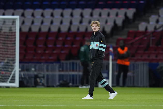 October 20, 2026, Paris, Paris, France: Anthony Gordon of FC Barcelona, Barca inspect the pitch during the UEFA Champions League 2026 27 League Phase MD3 match between Paris Saint-Germain and FC Barcelona at Parc des Princes on Octuber 20, 2026, in Paris, France. Paris France - ZUMAa181 20261020_zaa_a181_010 Copyright: xDennisxAgyemanx