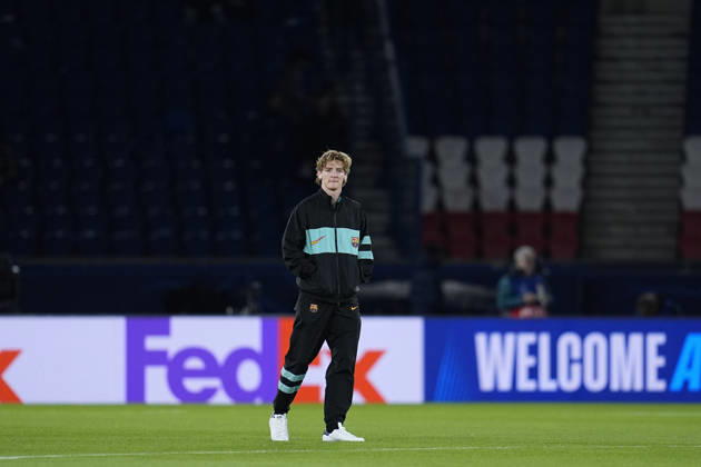 October 20, 2026, Paris, Paris, France: Anthony Gordon of FC Barcelona, Barca inspects the pitch during the UEFA Champions League 2026 27 League Phase MD3 match between Paris Saint-Germain and FC Barcelona at Parc des Princes on Octuber 20, 2026, in Paris, France. Paris France - ZUMAa181 20261020_zaa_a181_011 Copyright: xDennisxAgyemanx