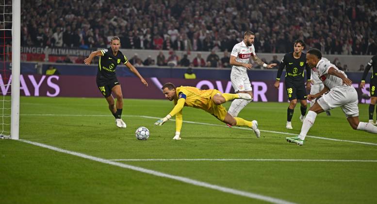 RECORD DATE NOT STATED 20.10.2026, Fussball UEFA Champions-League League 2026 2027, 3.Spieltag, VfB Stuttgart - Atletico Madrid, in der MHP-Arena Stuttgart, Jamie Leweling (Stuttgart) gegen Torwart Jan Oblak (Atletico Madrid)