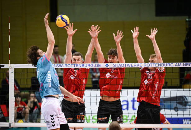 Volleyball 1. Bundesliga Saison 2026 2027 1. Spieltag 20.10.2026 TV Rottenburg - SWD powervolleys Dueren Robin Baghdady (Dueren) gegen TV Rottenburg Block, Niklas Lichtenauer, Kieran Robinson - Dunning und Daniel Sulista (v.li.)