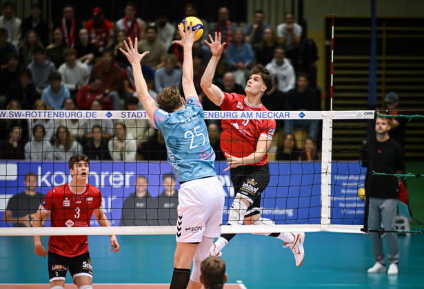 Volleyball 1. Bundesliga Saison 2026 2027 1. Spieltag 20.10.2026 TV Rottenburg - SWD powervolleys Dueren David Dornauf (re, TV Rottenburg) gegen Andres Jefanov (Mitte, Dueren) beobachtet von Kieran Robinson - Dunning (li, TV Rottenburg)