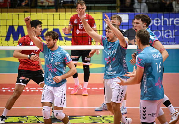 Volleyball 1. Bundesliga Saison 2026 2027 1. Spieltag 20.10.2026 TV Rottenburg - SWD powervolleys Dueren JUBEL Dueren; Marcin Ernastowicz, Daniel Wetter, Andres Jefanov und Robert Viiber (v.li.)
