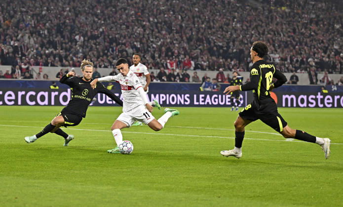 20.10.2026, Fussball UEFA Champions-League League 2026 2027, 3.Spieltag, VfB Stuttgart - Atletico Madrid, in der MHP-Arena Stuttgart, Bilal El Khannouss (Stuttgart) setzt sich durch.