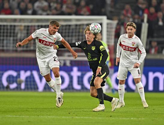 20.10.2026, Fussball UEFA Champions-League League 2026 2027, 3.Spieltag, VfB Stuttgart - Atletico Madrid, in der MHP-Arena Stuttgart, v.l. Grischa Prömel (Stuttgart), Pablo Barrios (Atletico Madrid) und Angelo Stiller (Stuttgart)
