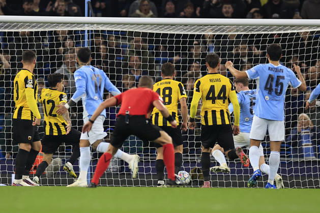 Manchester City v AEK Athens, Champions League GOAL. Elliot Anderson (5) of Manchester City pounces on a free kick rebound to score to make it 1-0 during the Champions League match between Manchester City and AEK Athens at the Etihad Stadium, Manchester, UK on 20 October 2026. Manchester Etihad Stadium Manchester UK Editorial use only , Copyright: xConorxMolloyx PSI-25037-0042