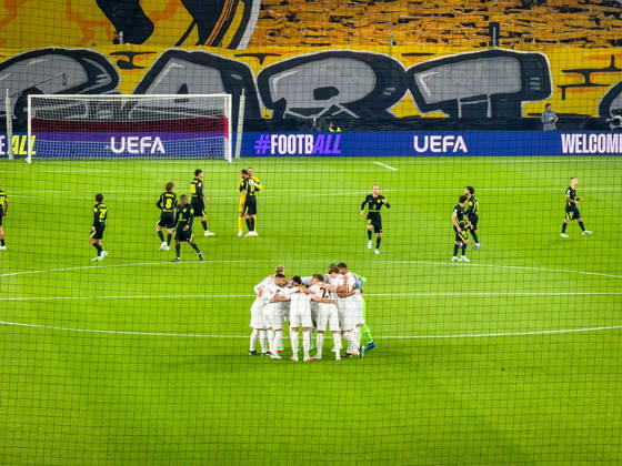 Deutschland, Fussball, UEFA Champions League 2026 2027, 3. Spieltag, VfB Stuttgart vs. Atletico Madrid, 20.10.2026, Stuttgart Arena (Stuttgart): Mannschaftskreis des VfB Stuttgart vor dem Spiel, Spieler von Atletico Madrid im Hintergrund. Sportstätte, Innenansicht, Totale, Hintertorperspektive, Mannschaft, Teamgeist, Motivation, Spielvorbereitung, Fussball, Spielfeld, Tornetz, Fanchoreographie, Cannstatter Kurve, Fans, UEFA, Bandenwerbung, Flutlicht, Champions League. Copyright: xBENEDICTxCHRISTx