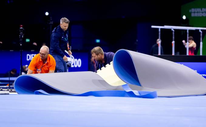 ROTTERDAM - Problems with the floor during the men s team final at the World Gymnastics Championships in Rotterdam Ahoy. IRIS VAN DEN BROEK ANP xVIxANPxSportx xxANPxIVx 573091023 originalFilename: 573091023.jpg