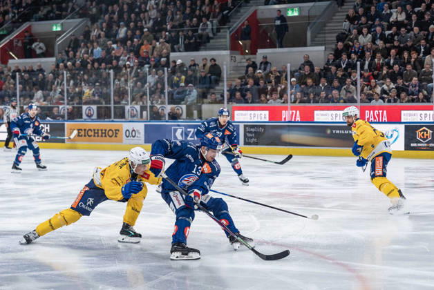 20 10 2026, Zürich, Swiss Life Arena, National League: ZSC Lions - HC Davos, 25 Beni Waidacher (Davos), 13 Justin Sigrist (ZSC) Zürich Swiss Life Arena Zürich Switzerland Copyright: xJustPictures.ch StefanxEmchx jp-de-StEm-DSC0045320261020