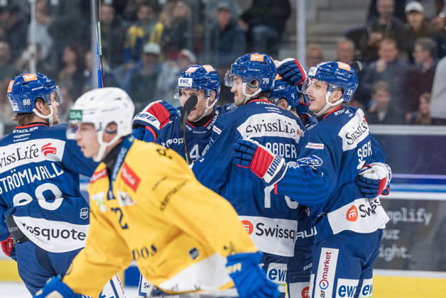 20 10 2026, Zürich, Swiss Life Arena, National League: ZSC Lions - HC Davos, Torjubel zum 1:2 für die ZSC Lions. 88 Malte Strömwall (ZSC), 79 Thierry Bader (ZSC), 13 Justin Sigrist (ZSC), 44 Mikko Lehtonen (ZSC), 4 Patrick Geering (ZSC) Zürich Swiss Life Arena Zürich Switzerland Copyright: xJustPictures.ch StefanxEmchx jp-de-StEm-DSC0051420261020