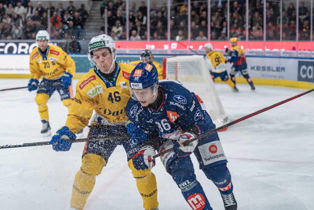 20 10 2026, Zürich, Swiss Life Arena, National League: ZSC Lions - HC Davos, 46 Dominik Egli (Davos), 36 Simon Knak (ZSC) Zürich Swiss Life Arena Zürich Switzerland Copyright: xJustPictures.ch StefanxEmchx jp-de-StEm-DSC0052220261020