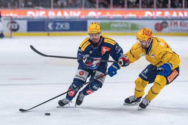 20 10 2026, Zürich, Swiss Life Arena, National League: ZSC Lions - HC Davos, Topscorer Denis Malgin (ZSC) gegen Topscorer Filip Zadina (Davos) Zürich Swiss Life Arena Zürich Switzerland Copyright: xJustPictures.ch StefanxEmchx jp-de-StEm-DSC0094920261020