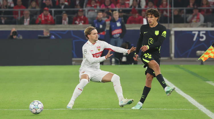 Stuttgart , Fußball UEFA Champions League VfB Stuttgart vs. Atletico Madrid , von linGiuks: Maximilian Mittelstädt ( VfB ) Giuliano Simeone ( Madrid )