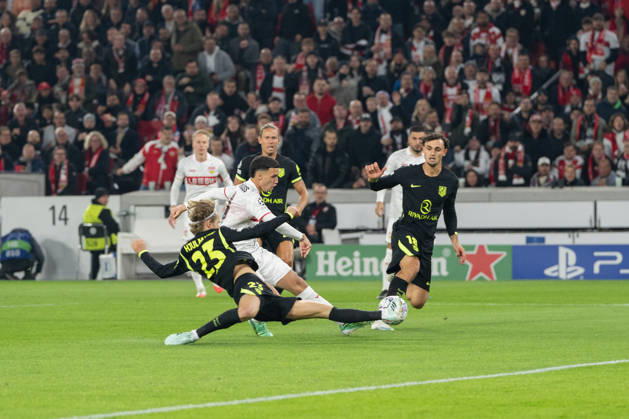 20.10.2026, xjyhynx, Fussball UEFA Champions League, VfB Stuttgart - Atletico Madrid, v.l. Torchance nach einer Minute von Bilal El Khannouss (11, VfB Stuttgart). Morten Hjulmand (23, AtlÃ tico Madrid) versucht zu blocken. Stuttgart
