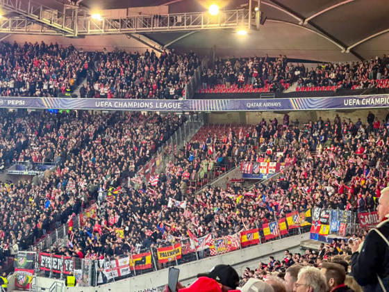 Deutschland, Fussball, UEFA Champions League 2026 2027, 3. Spieltag, VfB Stuttgart vs. Atletico Madrid, 20.10.2026, Stuttgart Arena (Stuttgart): Auswärtsfans von Atletico Madrid auf der Gästetribüne mit Vereinsfahnen, Schals und Bannern. Gästeblock, Fans, Ultras, Anhänger, Zuschauer, Fanblock, Fankultur, Spanien, Madrid, Auswärtsspiel, Fanunterstützung, Stimmung, Sportstätte, Fussballstadion, Innenansicht, Tribüne, UEFA, Champions League, Pepsi, Qatar Airways, Sponsoren, Bandenwerbung. Copyright: xBENEDICTxCHRISTx