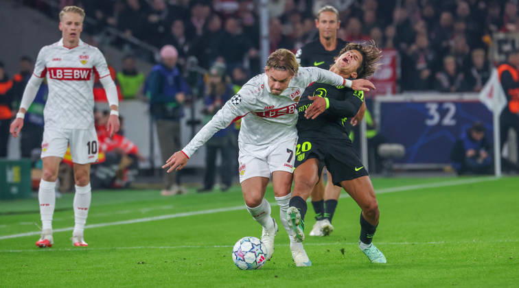 Stuttgart , Fußball UEFA Champions League VfB Stuttgart vs. Atletico Madrid , vorn v.l. Maximilian Mittelstädt (VfB), Giuliano Simeone (AtlÃ tico Madrid)