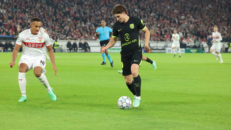 20.10.2026, xrekx, Fussball UEFA Champions League, VfB Stuttgart - Atletico Madrid v.l. Jamie Leweling (VfB Stuttgart) Julian Alvarez (AtlÃ tico Madrid) Stuttgart