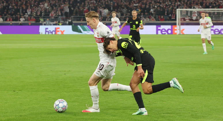 Stuttgart , Fußball UEFA Champions League VfB Stuttgart vs. Atletico Madrid , von links: Chris Führich ( VfB ) Giuliano Simeone ( Madrid )