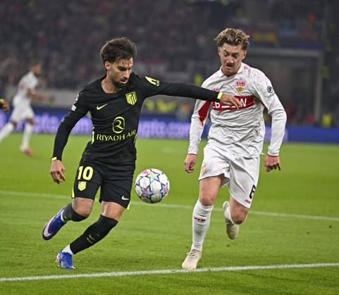 20.10.2026, Fussball UEFA Champions-League League 2026 2027, 3.Spieltag, VfB Stuttgart - Atletico Madrid, in der MHP-Arena Stuttgart, v.l. Alex Baena (Atletico Madrid) gegen Angelo Stiller (Stuttgart)