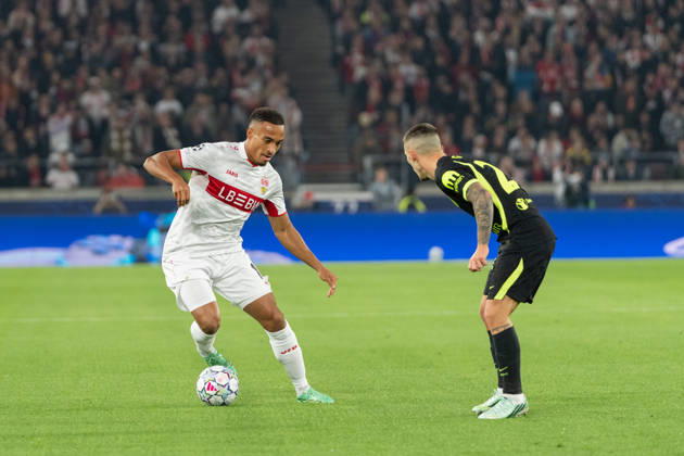 20.10.2026, xjyhynx, Fussball UEFA Champions League, VfB Stuttgart - Atletico Madrid, v.l. Dribbling Jamie Leweling (18, VfB Stuttgart) gegen Alejandro Grimaldo (22, AtlÃ tico Madrid) Stuttgart