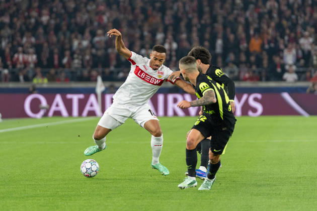 20.10.2026, xjyhynx, Fussball UEFA Champions League, VfB Stuttgart - Atletico Madrid, v.l. Dribbling Jamie Leweling (18, VfB Stuttgart) gegen Alejandro Grimaldo (22, AtlÃ tico Madrid) Stuttgart
