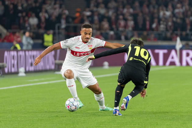 20.10.2026, xjyhynx, Fussball UEFA Champions League, VfB Stuttgart - Atletico Madrid, v.l. Dribbling Jamie Leweling (18, VfB Stuttgart) gegen Ãlex Baena (10, AtlÃ tico Madrid) Stuttgart