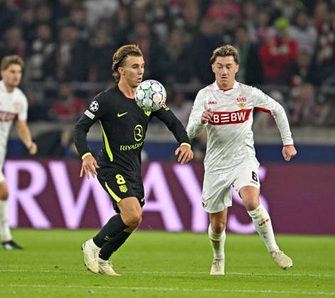 20.10.2026, Fussball UEFA Champions-League League 2026 2027, 3.Spieltag, VfB Stuttgart - Atletico Madrid, in der MHP-Arena Stuttgart, v.l. Pablo Barrios (Atletico Madrid) gegen Angelo Stiller (Stuttgart)