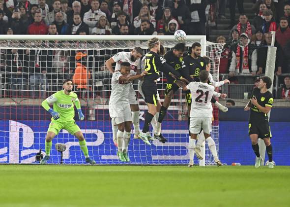 20.10.2026, Fussball UEFA Champions-League League 2026 2027, 3.Spieltag, VfB Stuttgart - Atletico Madrid, in der MHP-Arena Stuttgart, Torwart Dennis Seimen (Stuttgart) konzentriert