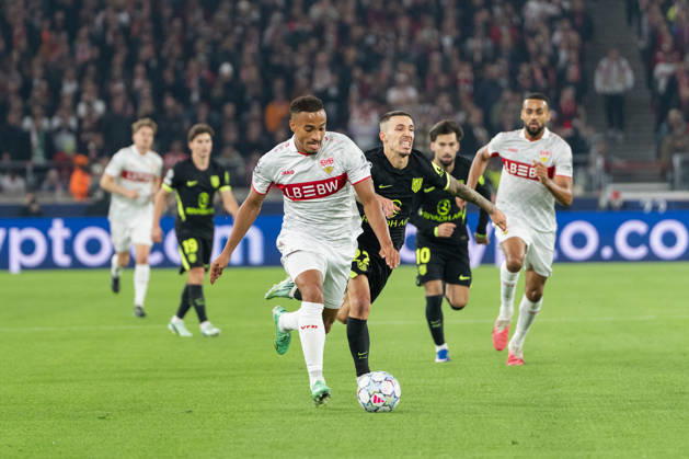 20.10.2026, xjyhynx, Fussball UEFA Champions League, VfB Stuttgart - Atletico Madrid, v.l. Dribbling von Jamie Leweling (18, VfB Stuttgart) gegen Alejandro Grimaldo (22, AtlÃ tico Madrid) Stuttgart