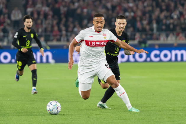 20.10.2026, xjyhynx, Fussball UEFA Champions League, VfB Stuttgart - Atletico Madrid, v.l. Dribbling von Jamie Leweling (18, VfB Stuttgart) gegen Alejandro Grimaldo (22, AtlÃ tico Madrid) Stuttgart