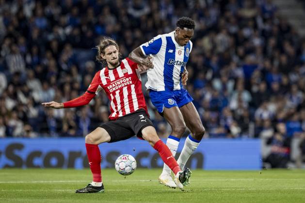 PORTO - (lr) Yarek Gasiorowski of PSV Eindhoven and Samu Aghehowa of FC Porto during the UEFA Champions League match between FC Porto and PSV Eindhoven at the Estadio Do Dragao, on 20 October 2026 in Porto, Portugal. MORITZ MUELLER ANP xVIxANPxSportx xxANPxIVx 573093551 originalFilename: 573093551.jpg