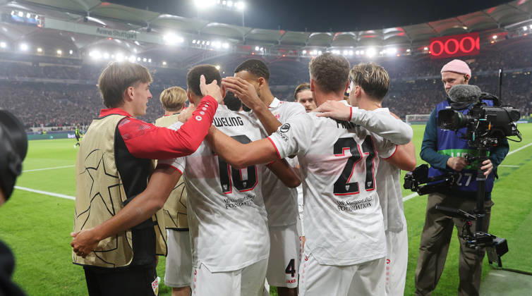 Stuttgart , Fußball UEFA Champions League VfB Stuttgart vs. Atletico Madrid , Jubel Stuttgart nach dem Tor zum 1 . 0 von Jamie Leweling