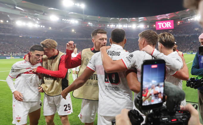 Stuttgart , Fußball UEFA Champions League VfB Stuttgart vs. Atletico Madrid , Jubel Stuttgart nach dem Tor zum 1 . 0 von Jamie Leweling