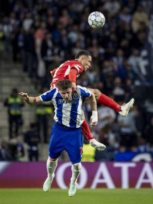 PORTO - (lr) Sergino Dest of PSV Eindhoven and Oskar Pietuszewski of FC Porto jump for the ball during the UEFA Champions League match between FC Porto and PSV Eindhoven at the Estadio Do Dragao, on 20 October 2026 in Porto, Portugal. MORITZ MUELLER ANP xVIxANPxSportx xxANPxIVx 573094288 originalFilename: 573094288.jpg