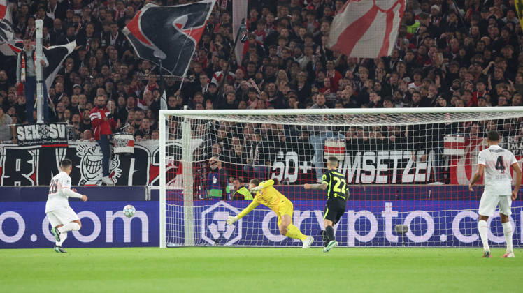 20.10.2026, xrekx, Fussball UEFA Champions League, VfB Stuttgart - Atletico Madrid v.l. Torschuss zum 1:0 durch Jamie Leweling (VfB Stuttgart) Jan Oblak (AtlÃ tico Madrid) Stuttgart
