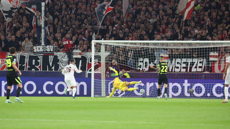 20.10.2026, xrekx, Fussball UEFA Champions League, VfB Stuttgart - Atletico Madrid v.l. Torschuss zum 1:0 durch Jamie Leweling (VfB Stuttgart) Jan Oblak (AtlÃ tico Madrid) Stuttgart