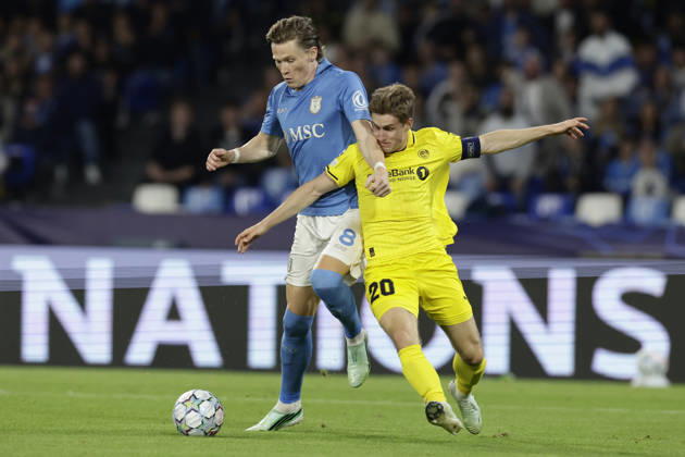 Champions League match SSC Napoli vs Bodo Glimt Napoli s Scottish midfielder Scott McTominay challenges for the ball with Bodo Glimt s Norwegian defender Fredrik Sjovold during the Uefa champions league match between SSC Napoli vs Bodo Glimt at the Diego Armando Maradona Stadium in Naples on October 20, 2026. _BPH1365 Copyright: xAntonioxBalascox