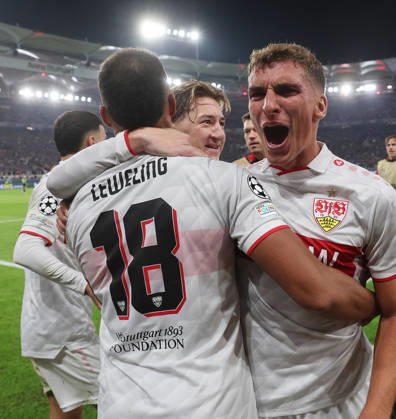 Stuttgart , Fußball UEFA Champions League VfB Stuttgart vs. Atletico Madrid , Jubel Stuttgart nach dem Tor zum 1 . 0 von Jamie Leweling , rechts: Grischa Prömel