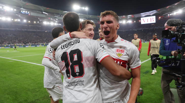 Stuttgart , Fußball UEFA Champions League VfB Stuttgart vs. Atletico Madrid , Jubel Stuttgart nach dem Tor zum 1 . 0 von Jamie Leweling , rechts: Grischa Prömel