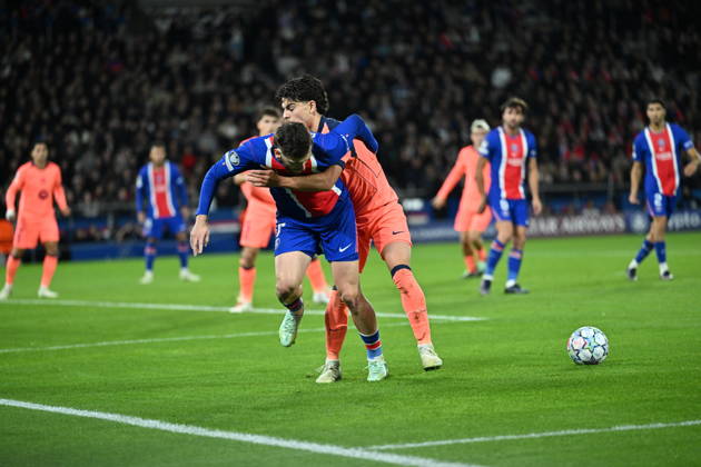 Paris Saint-Germain v Barcelona - UEFA Champions League PARIS, FRANCE - OCTOBER 20: Khvicha Kvaratskhelia (Front) of Paris Saint-Germain in action against Xavi Espart (R) of Barcelona during the UEFA Champions League 2026 27 League Phase MD3 match between Paris Saint-Germain and FC Barcelona, Barca at Parc des Princes on October 20, 2026 in Paris, France. Mustafa Yalcin Anadolu Paris France. Editorial use only. Please get in touch for any other usage.  Copyright: x2026xAnadoluxMustafaxYalcinx