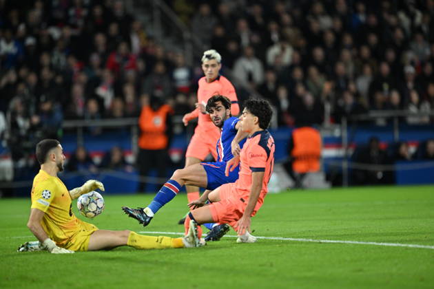 Paris Saint-Germain v Barcelona - UEFA Champions League PARIS, FRANCE - OCTOBER 20: Ferran Torres (C) of Paris Saint-Germain in action against Xavi Espart (R) of Barcelona during the UEFA Champions League 2026 27 League Phase MD3 match between Paris Saint-Germain and FC Barcelona, Barca at Parc des Princes on October 20, 2026 in Paris, France. Mustafa Yalcin Anadolu Paris France. Editorial use only. Please get in touch for any other usage.  Copyright: x2026xAnadoluxMustafaxYalcinx