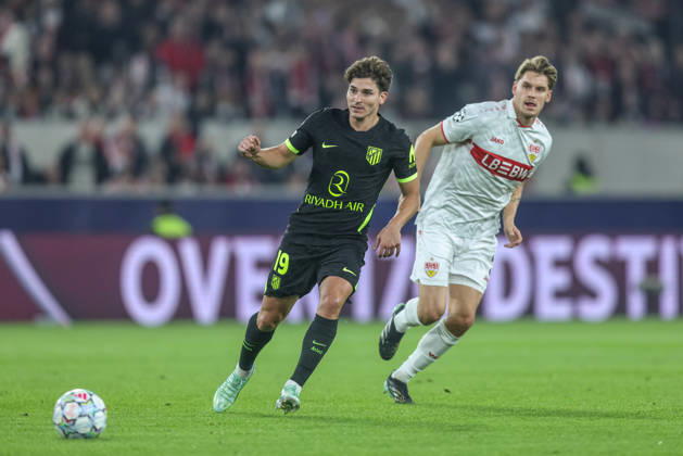 GER, Stuttgart, VfB Stuttgart vs Atletico Madrid, Fussball, UEFA, Spielzeit 2026 2027, Champions League, MHP-Arena, 3. Spieltag im Bild v.l.: Julian Alvarez (Atletico Madrid 19), Ramon Hendriks (VfB Stuttgart 3) DFB DFL REGULATIONS PROHIBIT ANY USE OF PHOTOGRAPHS AS IMAGE SEQUENCES AND OR QUASI-VIDEO, 200.2026 Copyright: HMBxMedia HendrikxHamelau