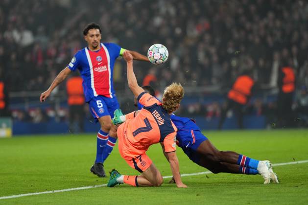 Fermin Lopez of Barcelona sees his goalbound effort blocked by Willian Pacho of PSG Paris Saint-Germain v Barcelona, UEFA Champions League, Football, Parc des Princes, Paris, France - 20 Oct 2026Paris Parc des Princes France  Copyright: xDavexWinter Shutterstockx 17226708be