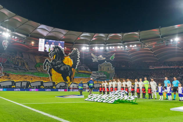 20.10.2026, GER, Fussball, Herren, UEFA Champions League, Saison 2026 2027, 3. Spieltag, VfB Stuttgart vs. Atletico Madrid Vor Spielbeginn, Mannschaft des VfB Stuttgart im Hintergrund Choreografie Fans VfB Stuttgart. Stuttgart MHP Arena Baden-Württemberg Deutschland Copyright: xNordphoto WolfgangxFrankx