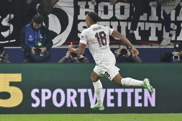 TOR zum 1:0 Jamie Leweling VfB Stuttgart (18) Torjubel im Hintergrund Bandenwerbung Logo 365 SPORTWETTEN Champions League VfB Stuttgart vs Atletico Madrid 20.10.2026 DFL REGULATIONS PROHIBIT ANY USE OF PHOTOGRAPHS AS IMAGE SEQUENCES AND OR QUASI-VIDEO Champions League VfB Stuttgart vs Atletico Madrid