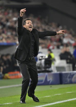 Trainer Coach Diego Simeone Atletico de Madrid am Spielfeldrand Gestik Geste Champions League VfB Stuttgart vs Atletico Madrid 20.10.2026 DFL REGULATIONS PROHIBIT ANY USE OF PHOTOGRAPHS AS IMAGE SEQUENCES AND OR QUASI-VIDEO Champions League VfB Stuttgart vs Atletico Madrid